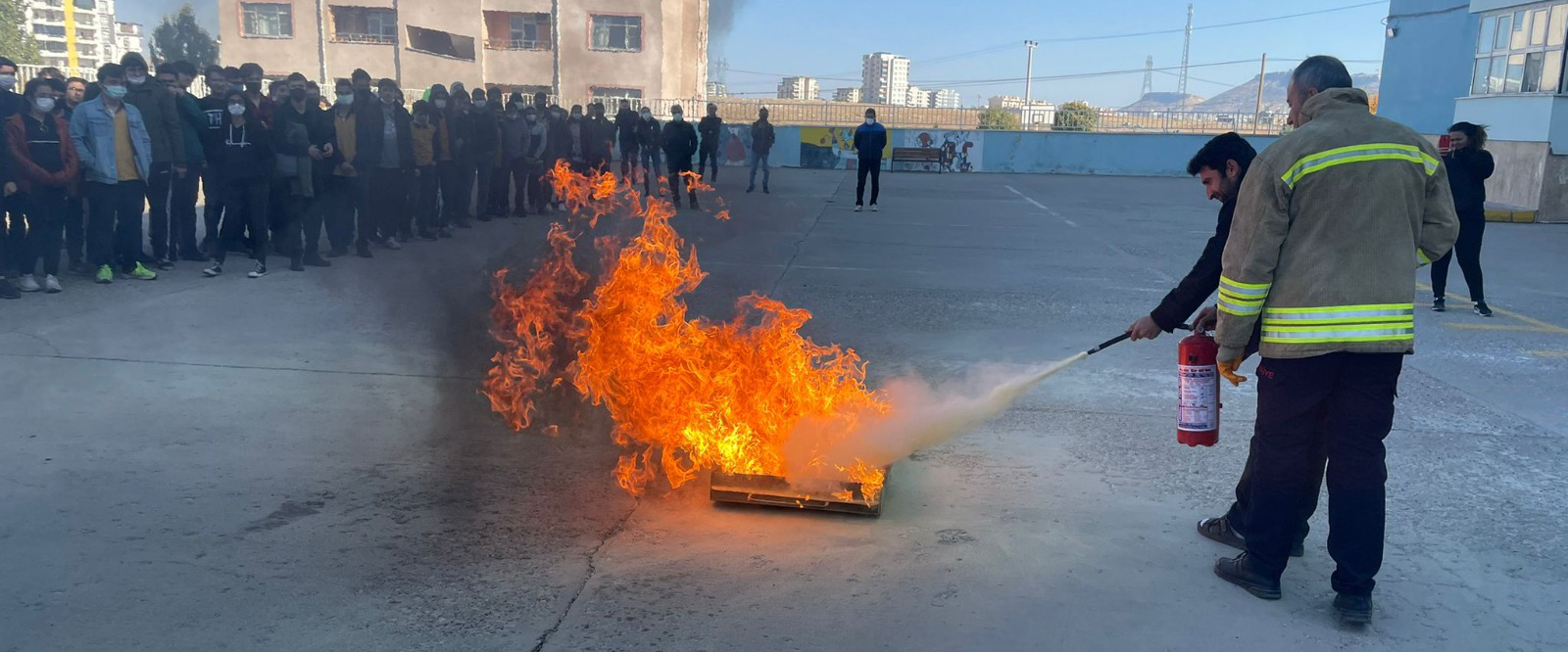 Öğrencilere yangın söndürme eğitimi verildi