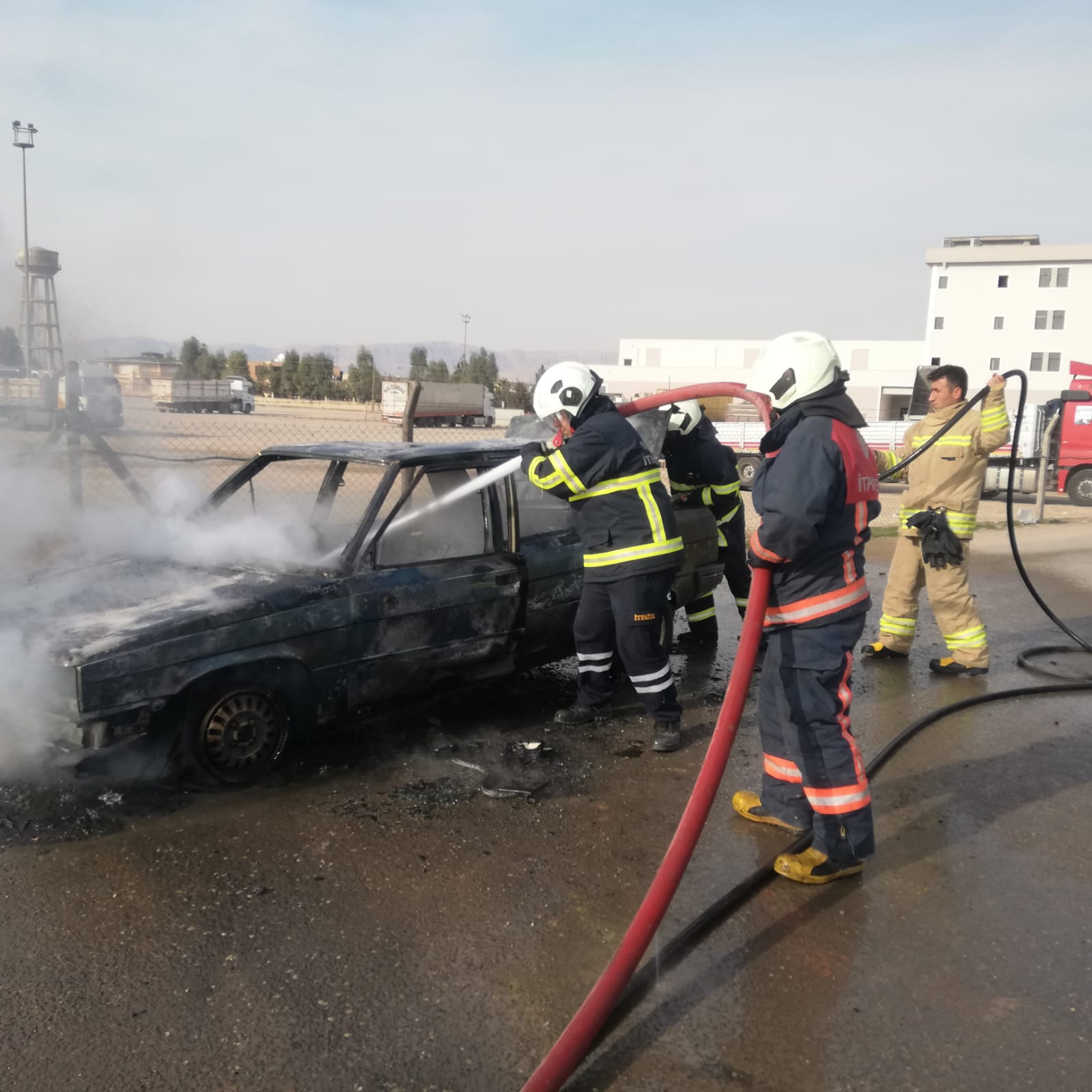 Kızıltepe’de alev alan otomobil yandı