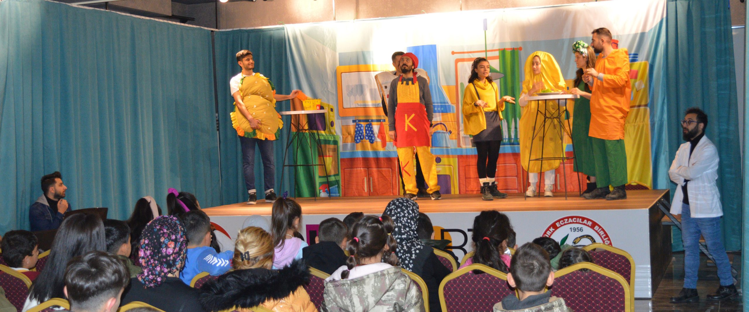 Mardin’de depremzede çocuklar için tiyatro oyunu sahnelendi