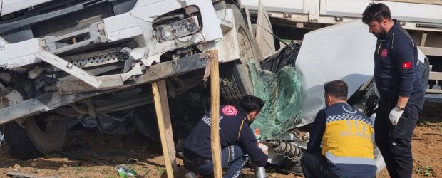 Mardin’de otomobil TIR’ın altına girdi: 2 ölü, 1 yaralı