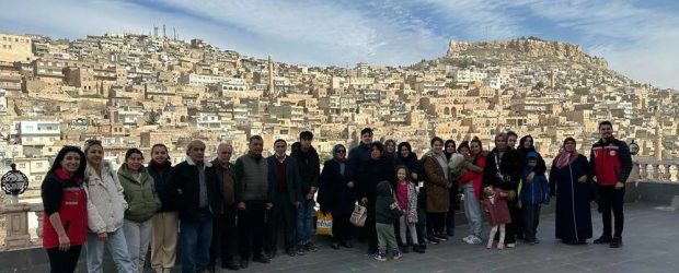 Depremzede aileler MAÜ Turizm Fakültesi hocaları rehberliğinde tarihi şehir Mardin’i gezdi