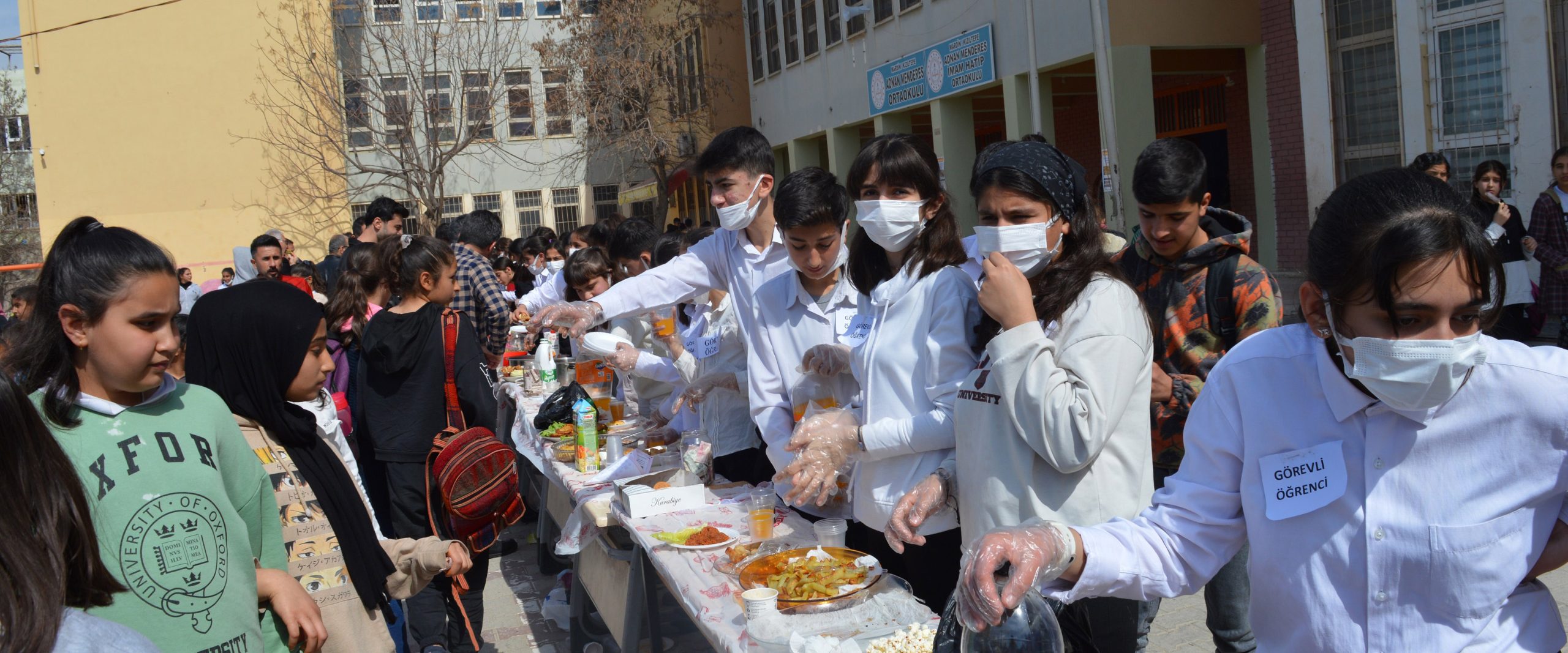 Mardin’de öğrenciler depremzedeler yararına kermes düzenledi