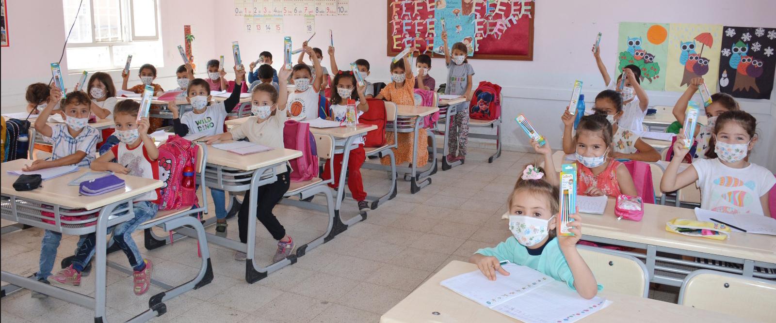 Köy okullarındaki çocuklara kalem hediye edildi