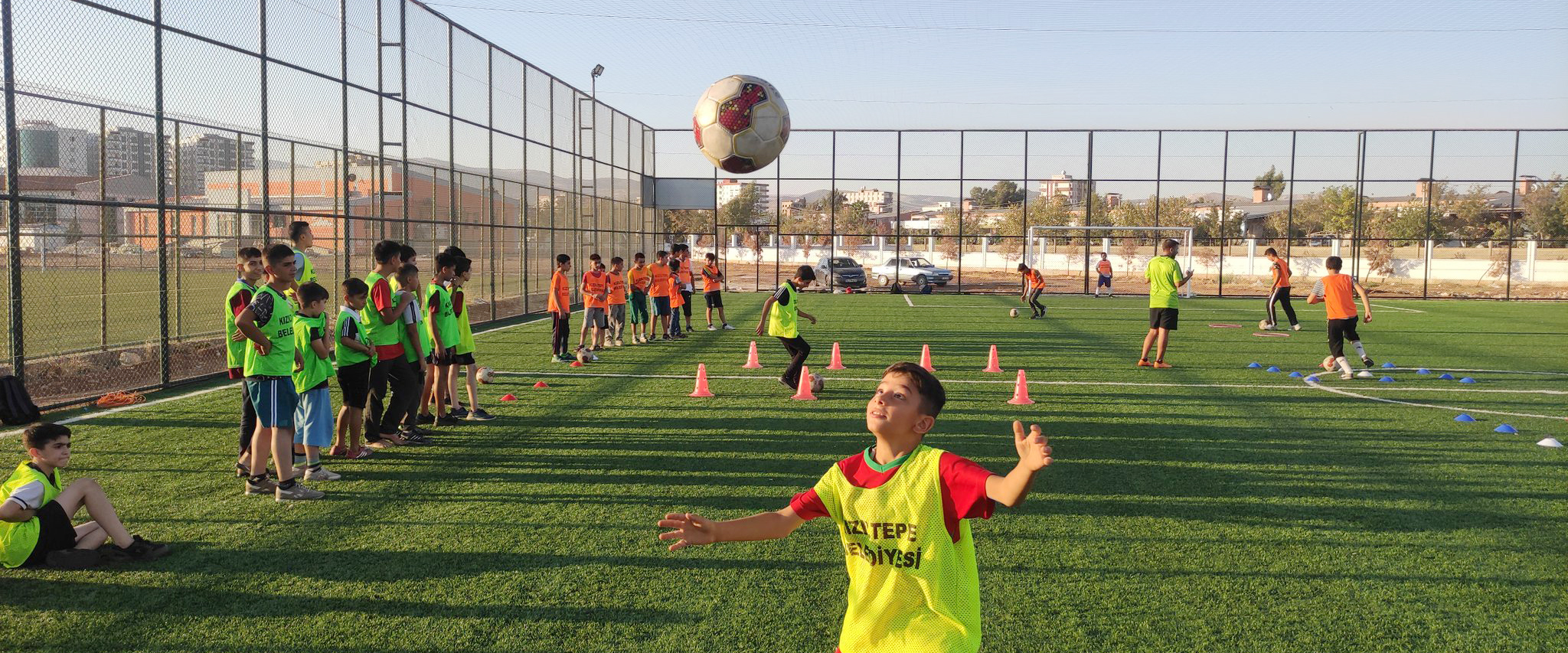 Kızıltepeli çocuklar kurslarda futbol eğitimi alıyor