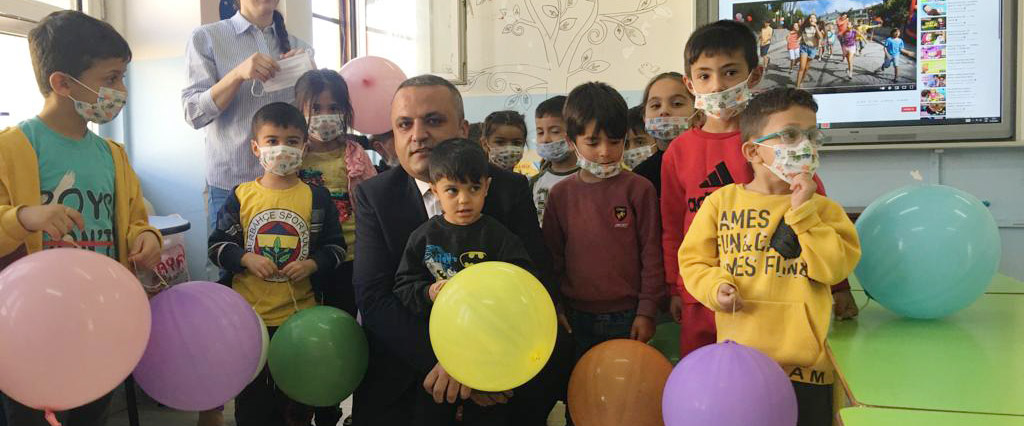 Protez bacağa kavuşan Suriyeli Muhammed okula başladı