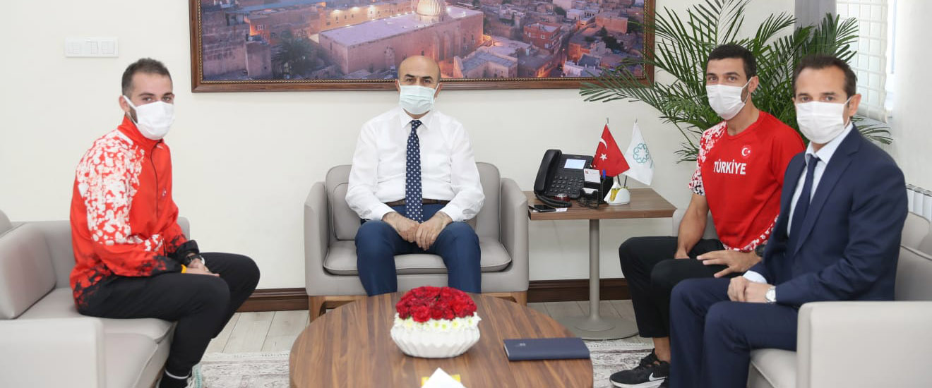 Mardinli şampiyon maratoncular Vali Demirtaş’ı ziyaret etti