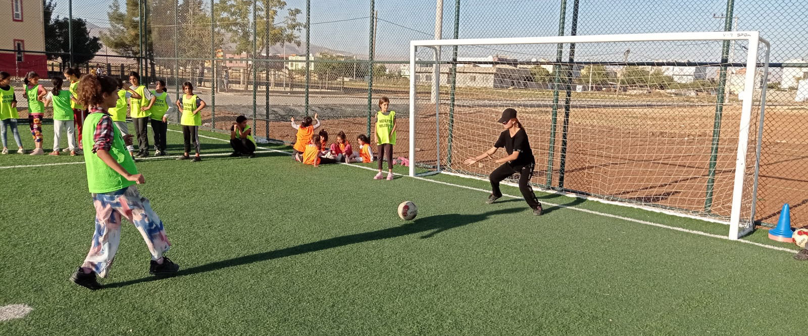 Kızıltepe Belediyesinin çocuklar için açtığı futbol kurslarına yoğun talep