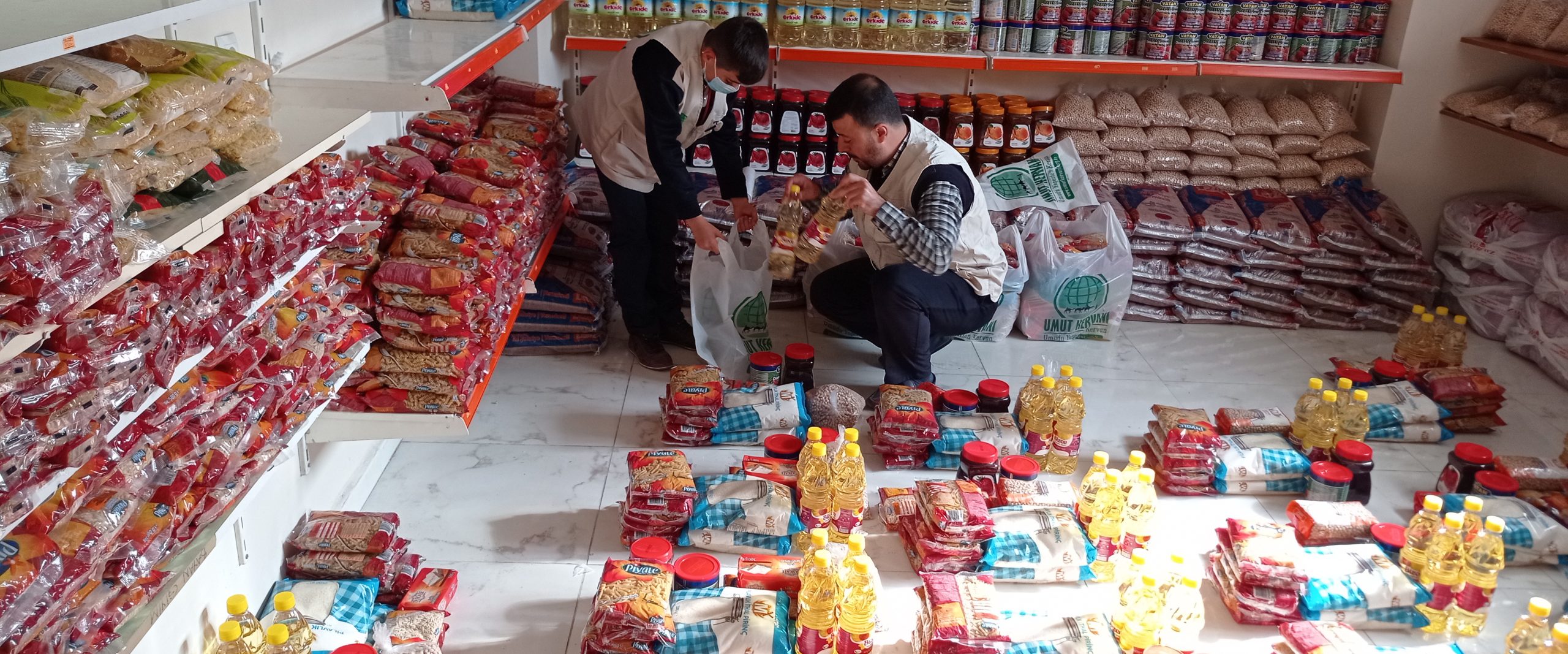 Mardin’de bir hayırsever babası ve annesi adına muhtaçlara gıda dağıttı