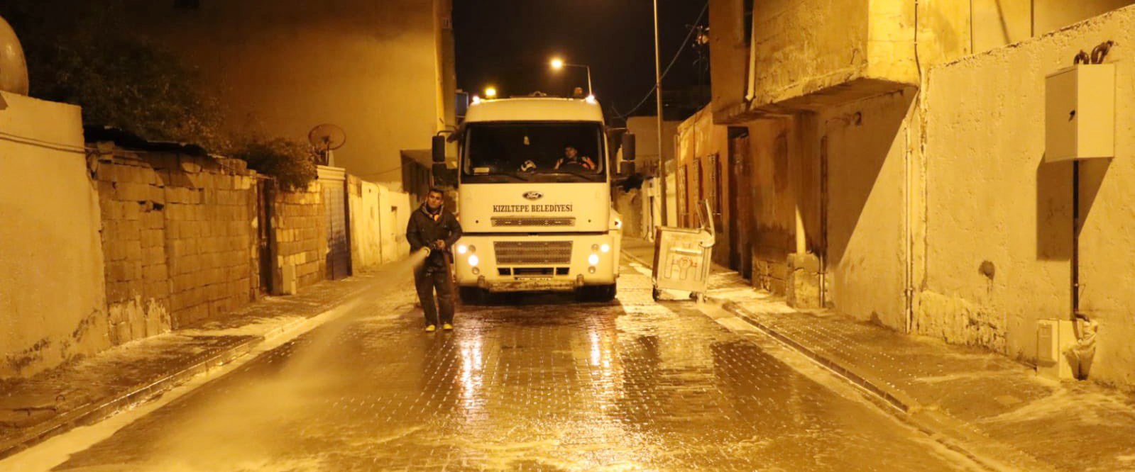 Kızıltepe Belediyesi yol yıkama çalışmalarına hız verdi
