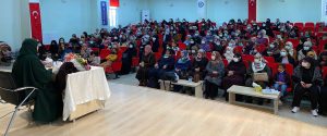Yazar Emine Şenlikoğlu Nusaybin’de konferans verdi