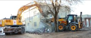 Kızıltepe Belediyesi metruk binaların yıkımına devam ediyor