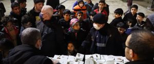 Kızıltepe Belediyesi Regaib Kandili vesilesiyle vatandaşlara kandil simidi dağıttı