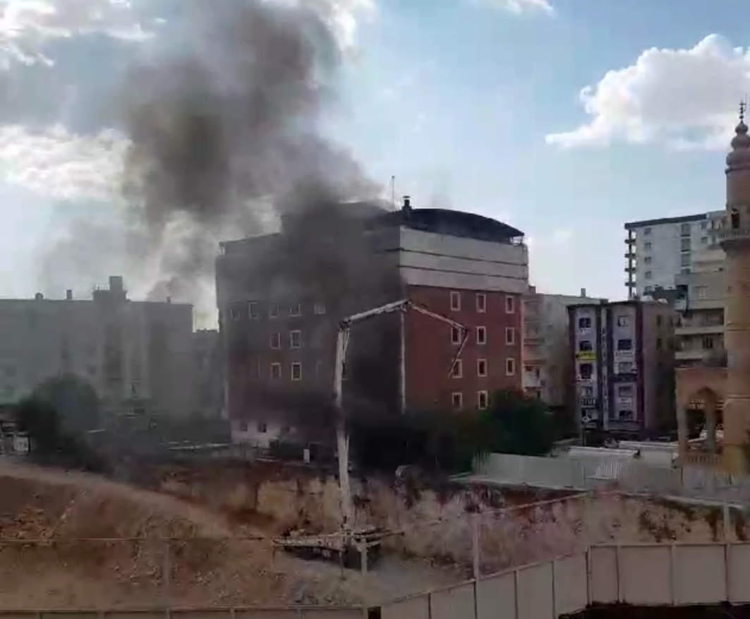 Hastanede patlamanın ardından yangın çıktı, hastalar tahliye edildi