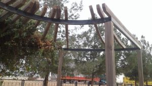 Kızıltepe’de parkta bulunan büfenin ahsaplarını kırıp ateşe verdiler