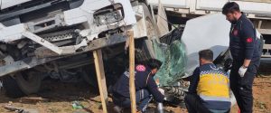 Mardin’de otomobil TIR’ın altına girdi: 2 ölü, 1 yaralı