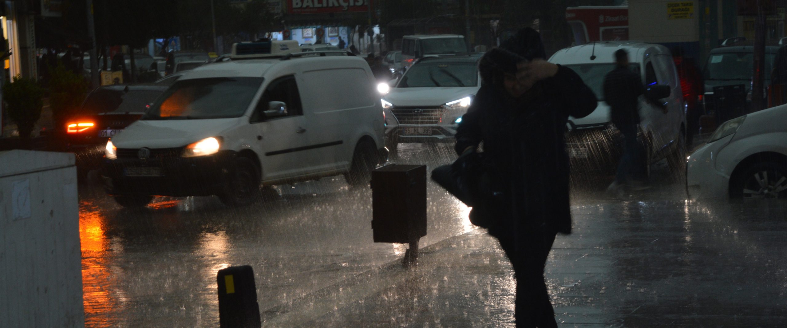 Mardin’de gündüz geceye döndü, sağanak yağış başladı