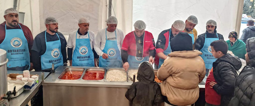 Adıyaman’da kurulan aş evininin yemeklerini Kızıltepeli aşçılar pişiriyor