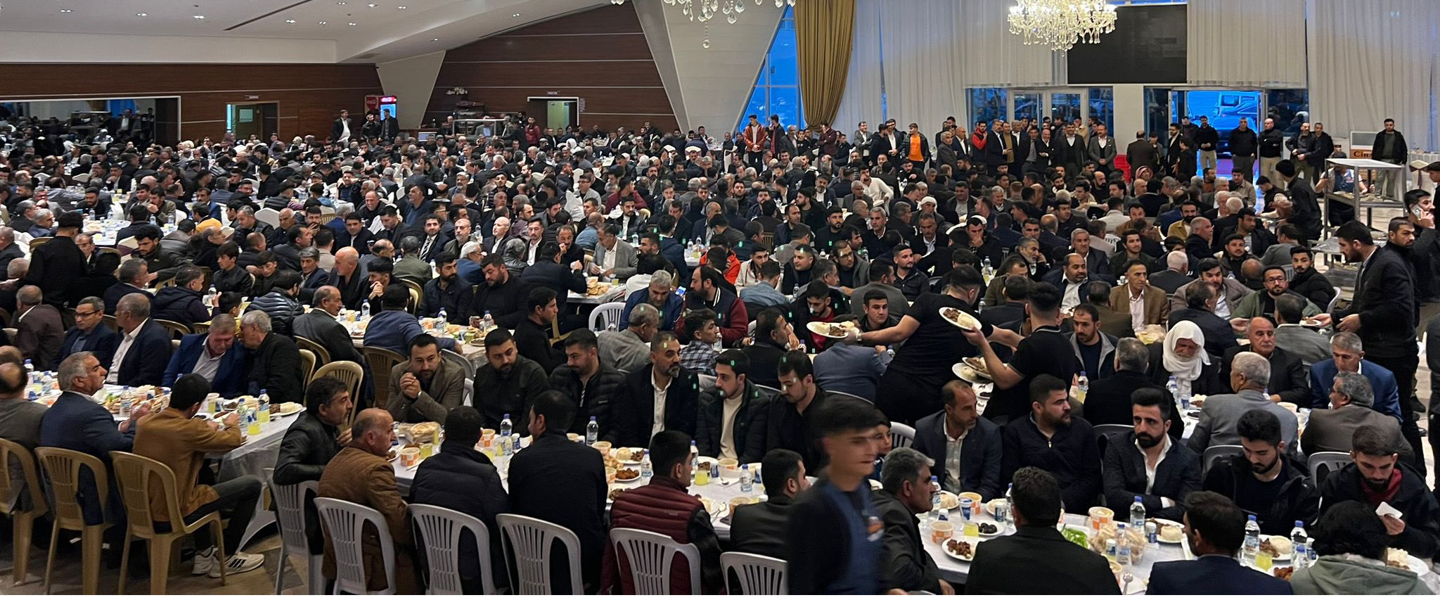 AK Parti adayları vatandaşlarla iftar programında bir araya geldi