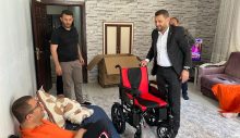 Engelli vatandaşlara akülü sandalye hediye edildi
