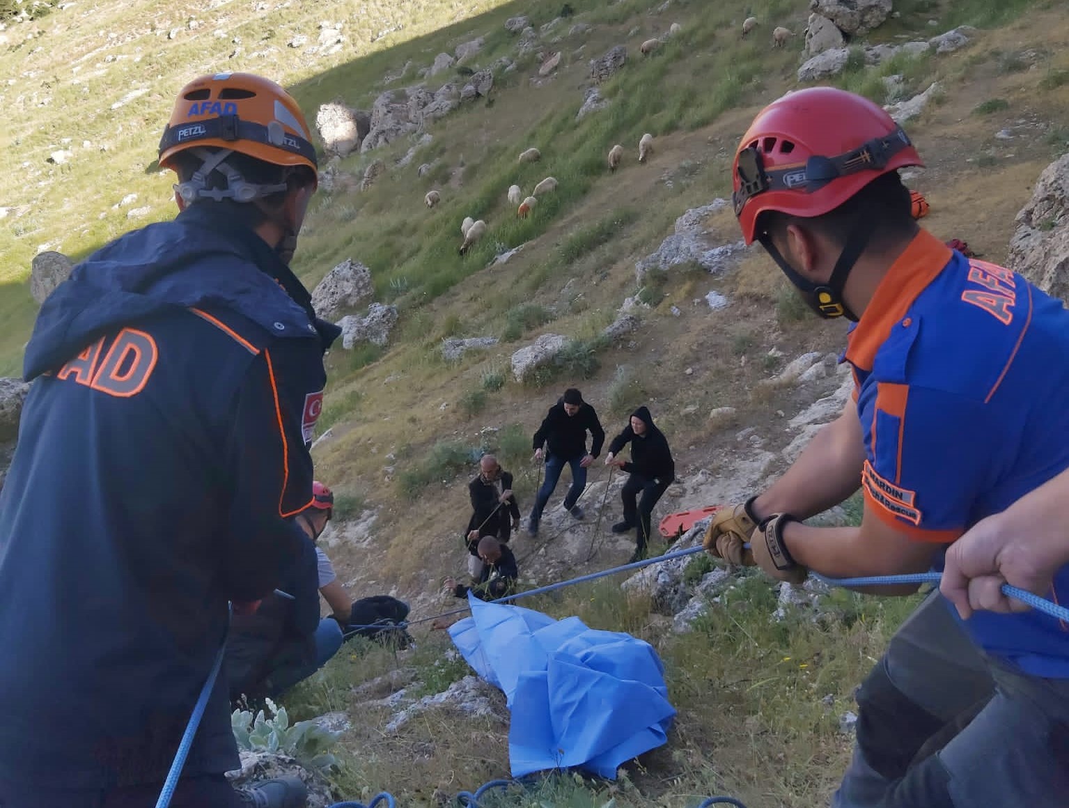 Kayalıklardan düşüp mahsur kalan şahıs AFAD ekiplerce kurtarıldı