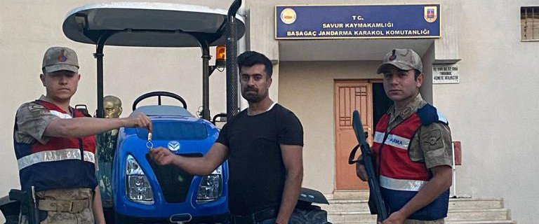 Mardin’de traktör hırsızı yakalandı, traktör sahibine teslim edildi