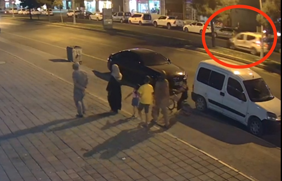 Mardin’de namaza giden yaşlı adama araç çarptı, kaza anı kamerada