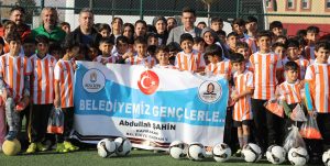 Kızıltepe Belediyesi’nden okullara spor malzemeleri desteği