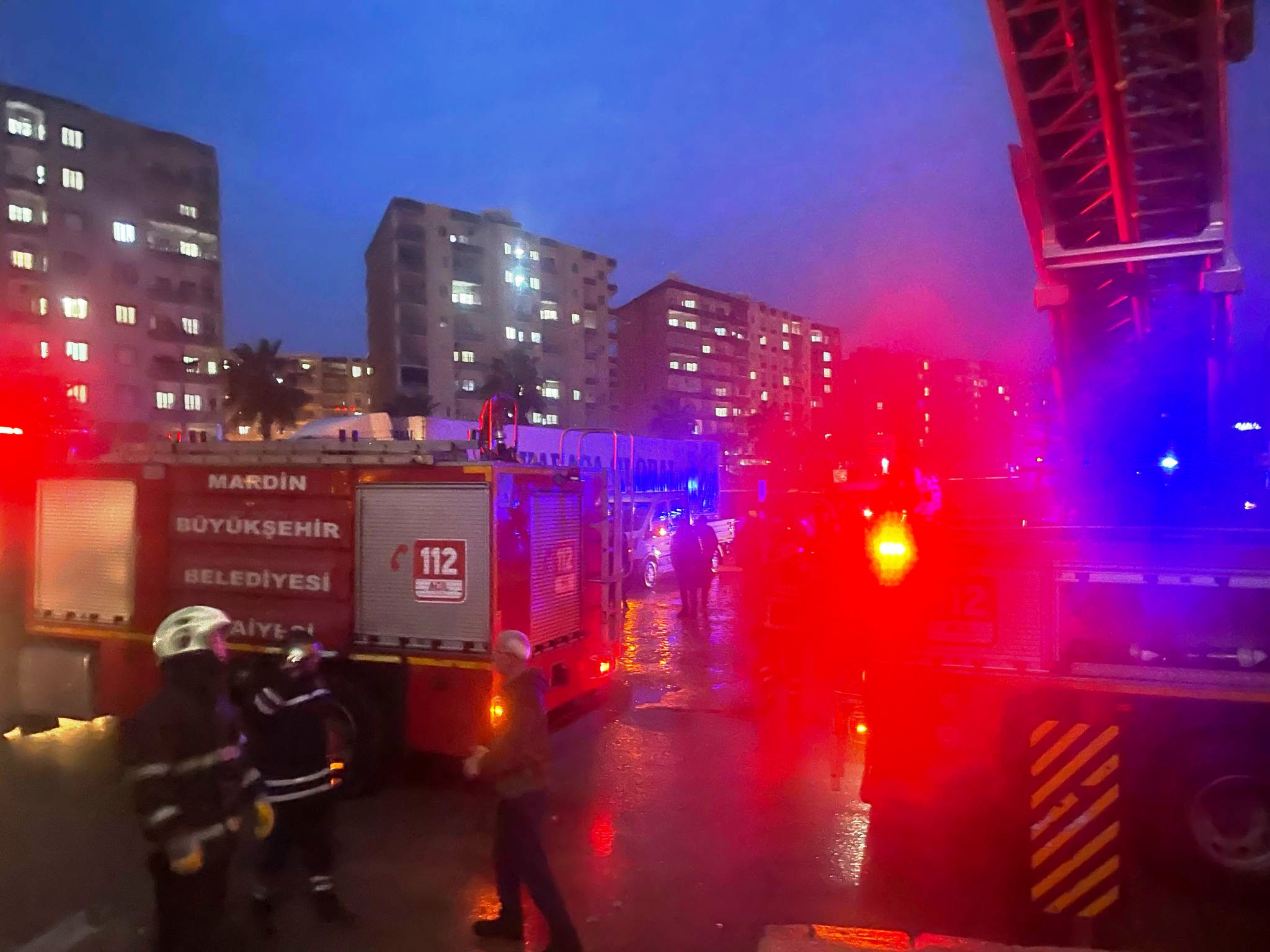 Yangın paniği; dumandan etkilenenler hastaneye kaldırıldı