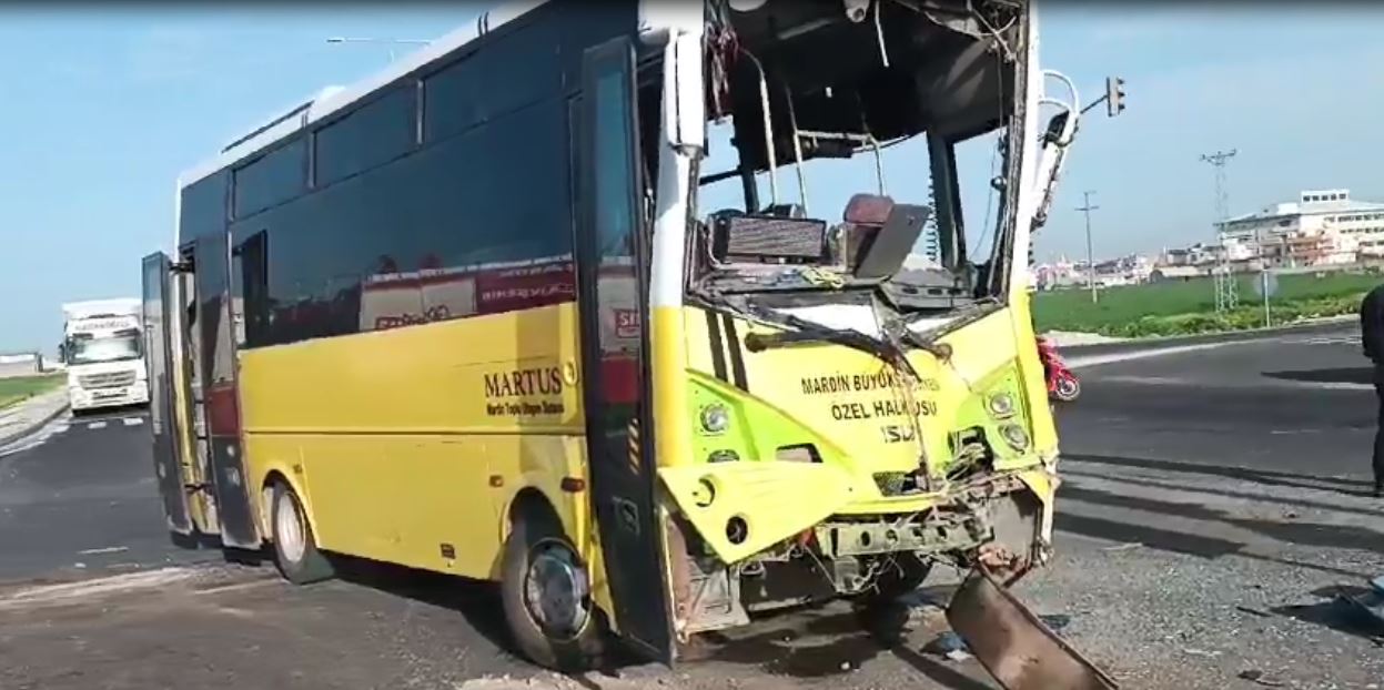 Özel halk midibüsü ile TIR çarpıştı, kazada 18 kişi yaralandı