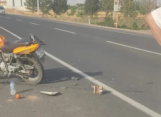 Otomobilin çarptığı motosikletteki kardeşler yaralandı